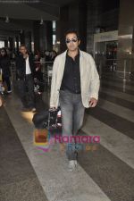 Bobby Deol returns from YPD delhi promotions in Airport, Mumbai on 14th Jan 2011 (7).JPG